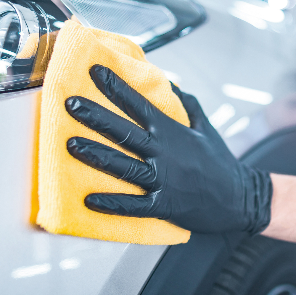 Nitrile gloves Safe Fit powder-free in black as an example of use car wash