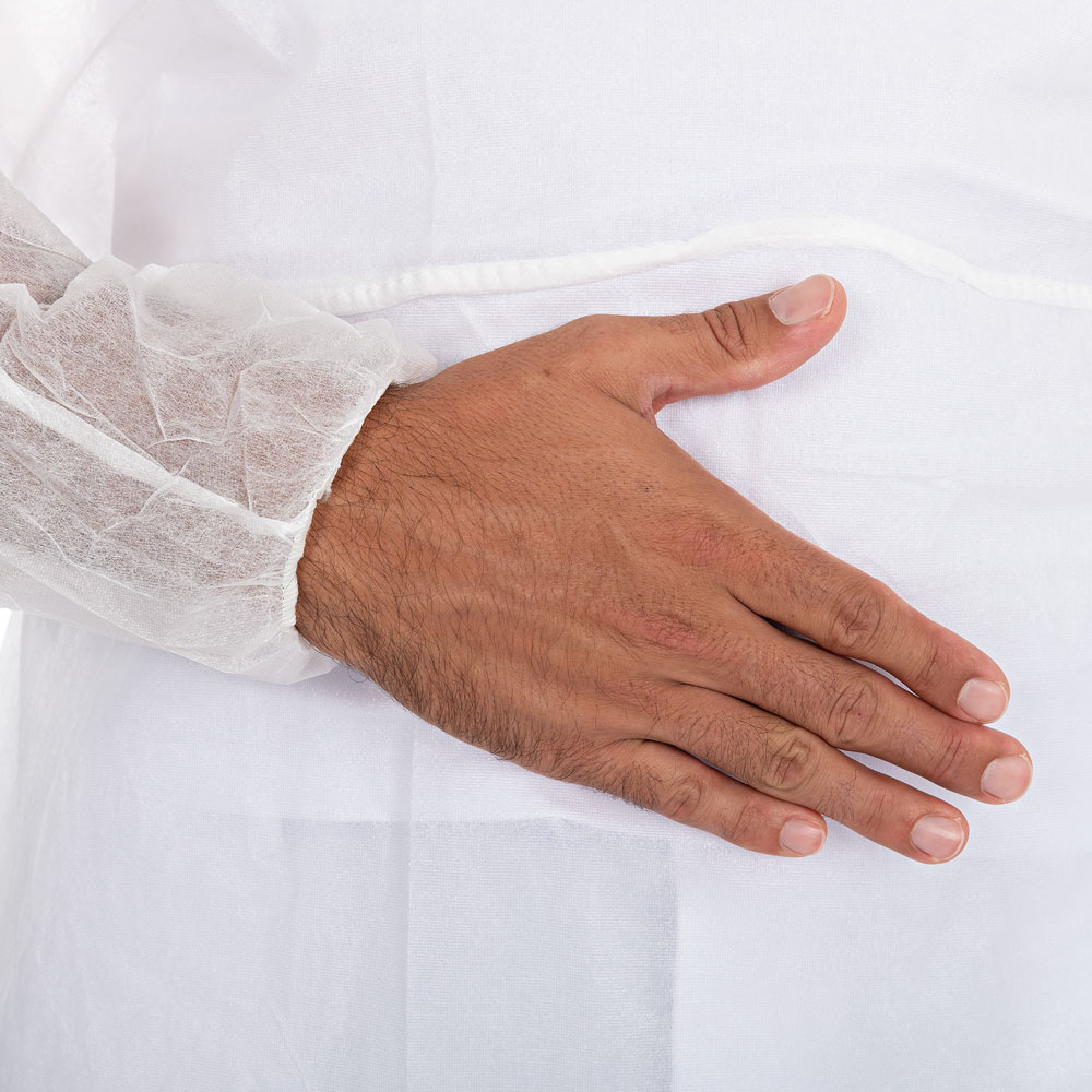Kittel mit geschlossenem Nackenband aus PP, PE teil-laminiert in weiß mit PE-Laminierung am Arm
