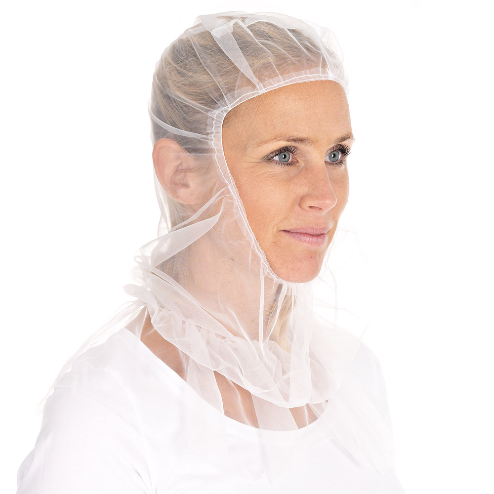Astrohauben Micromesh mit Cape | Nylon, weiß, Schrägansicht, unter Kinn Astrohauben Micromesh mit Cape aus Nylon in weiß in der Schrägansicht unter dem Kinn