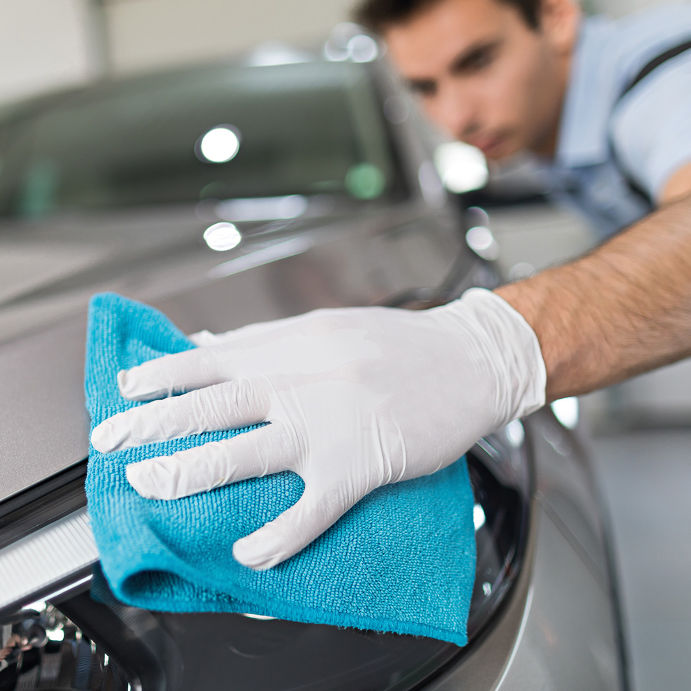 Nitrile gloves Safe Light powder-free in white as an example of use car wash