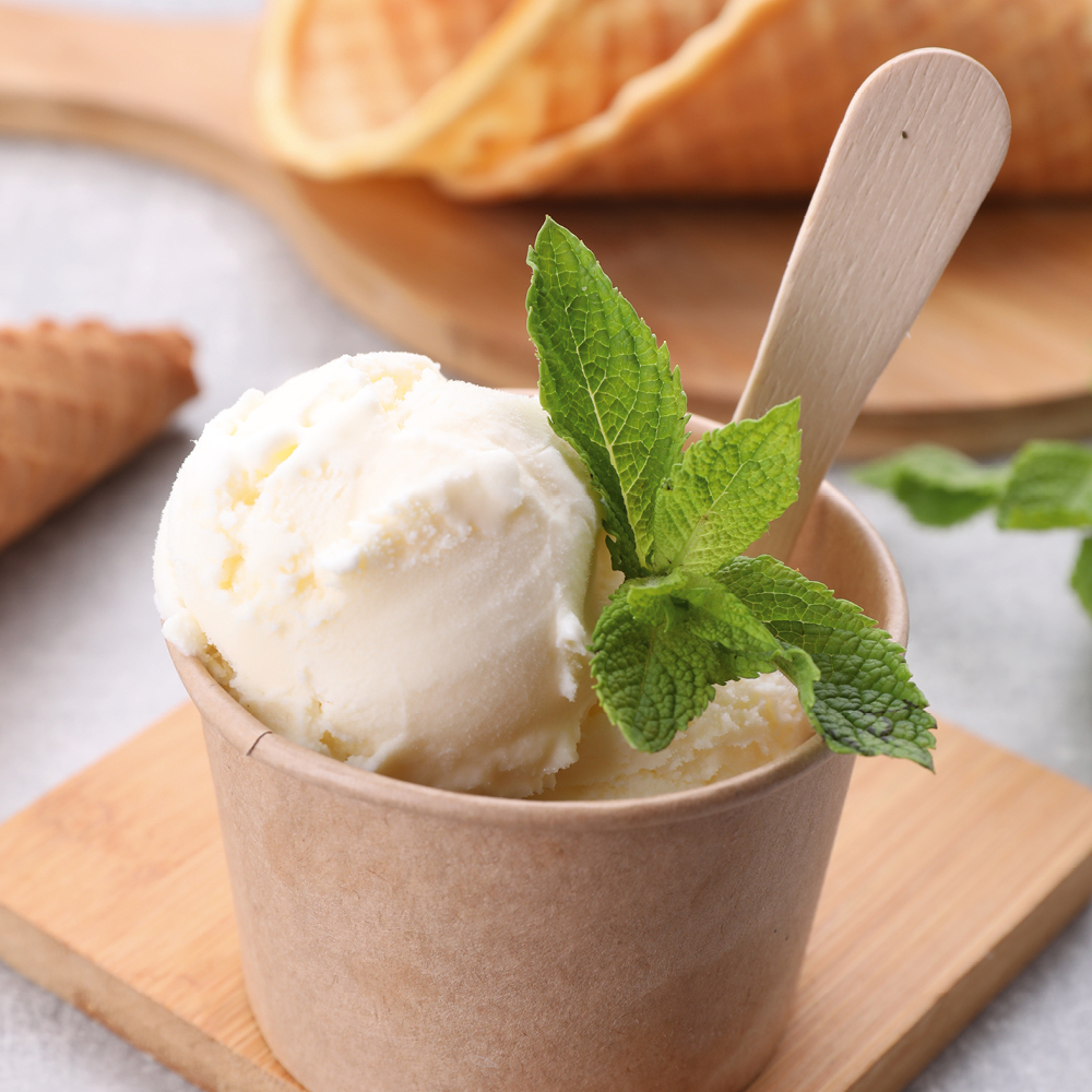 Ice cream spoon made of birch wood, FSC®-certified, example of use