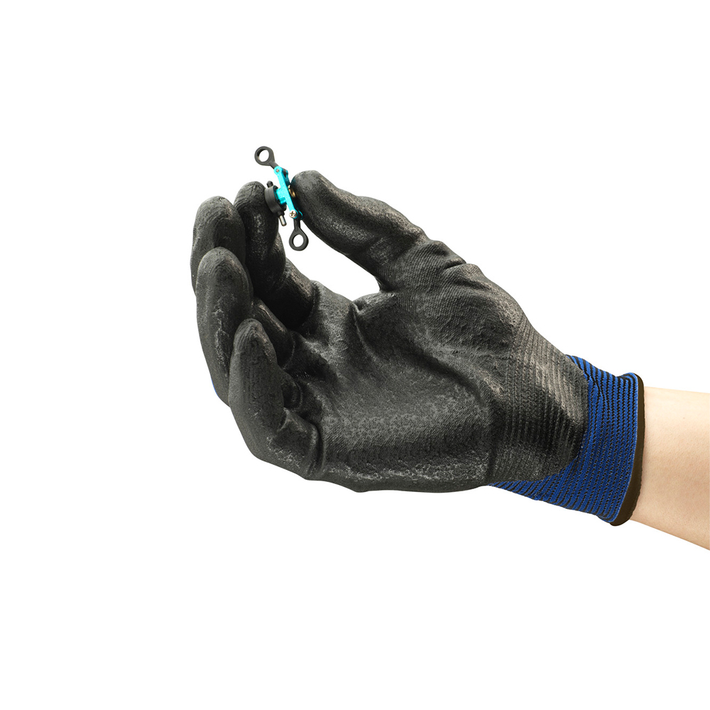 Ansell HyFlex® 11-816, multipurpose gloves with example of use
