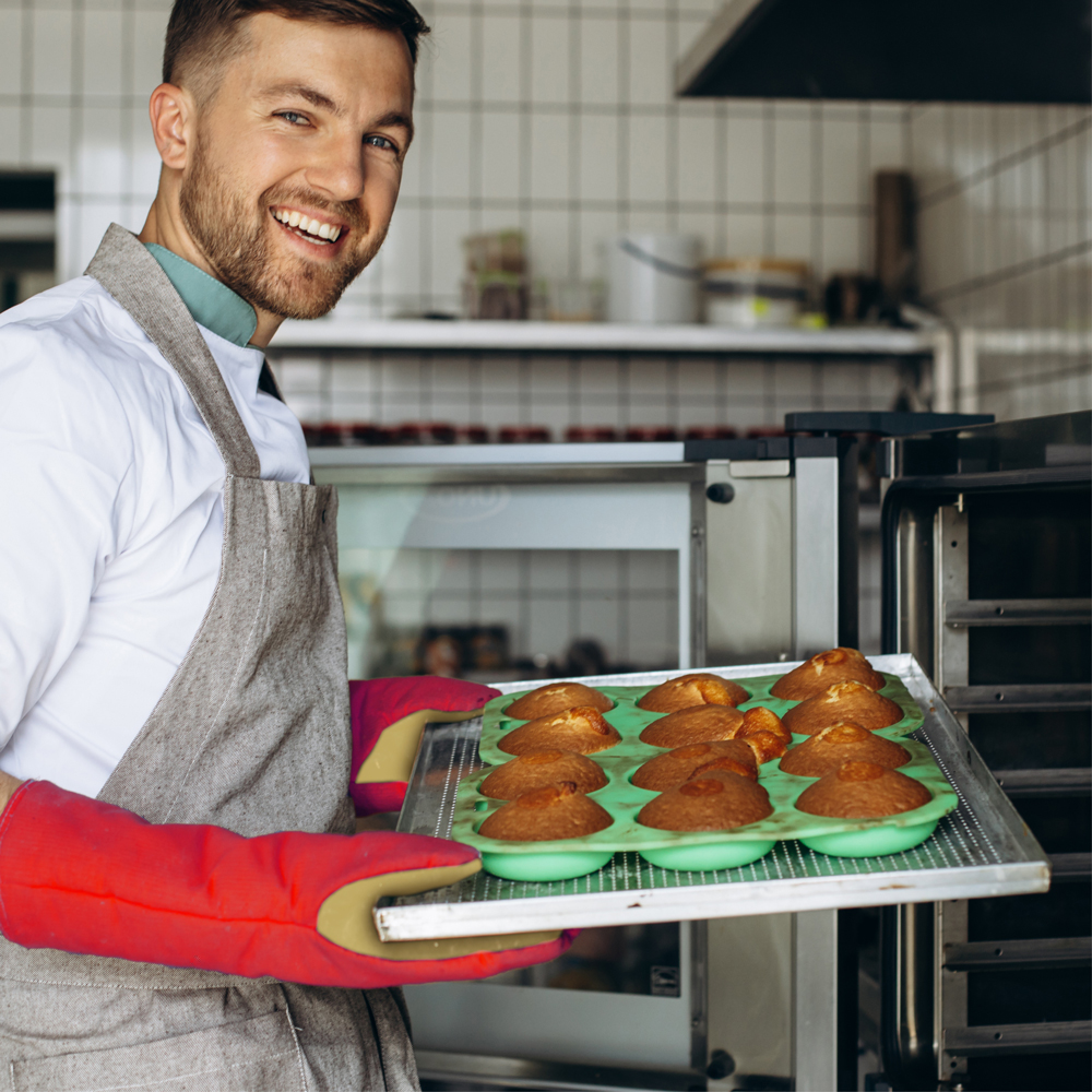 Ofenhandschuhe Ovenstar aus Canvas in rot mit Einsatzbeispiel Bäckerei