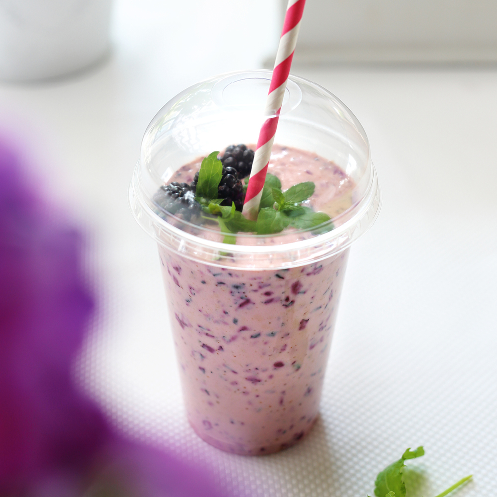 Deckel für Kaltgetränkebecher, mit Halmloch | PLA, Einsatzbild: Smoothie Deckel für Kaltgetränkebecher, mit Halmloch aus PLA, Einsatzbild: Smoothie