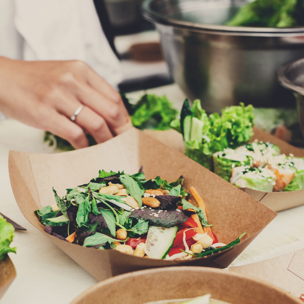 Foodtray "Tasty" aus Kraftpapier als Einsatzbeispiel Salat