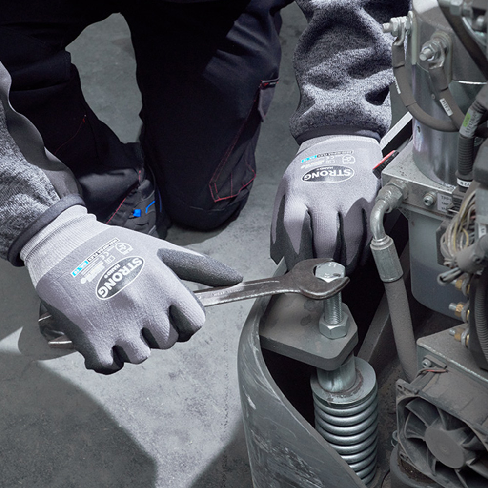 Stronghand® Nifoa Flex 0650, fine knit gloves as example of use
