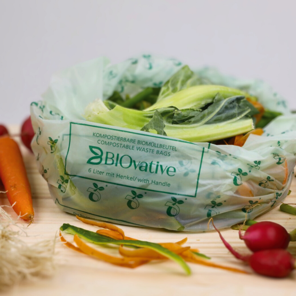 Biodegradable garbage bags with handle, 10 l made of corn starch on roll in example of use