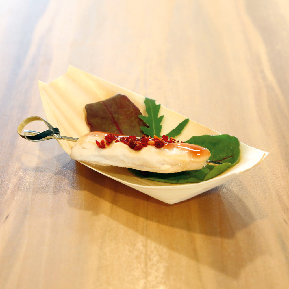 Biodegradable food boat made of pine wood with 11,5cm length as an example of use