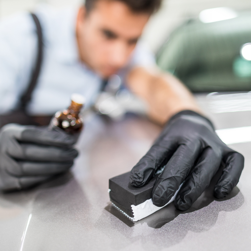 Nitrilhandschuhe Safe Fit puderfrei in schwarz als Einsatzbeispiel Auto