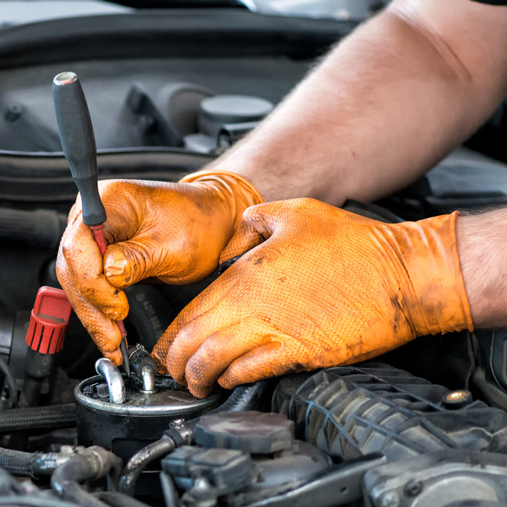 Nitrile gloves Diamond Grip, powder-free in orange as an example of use