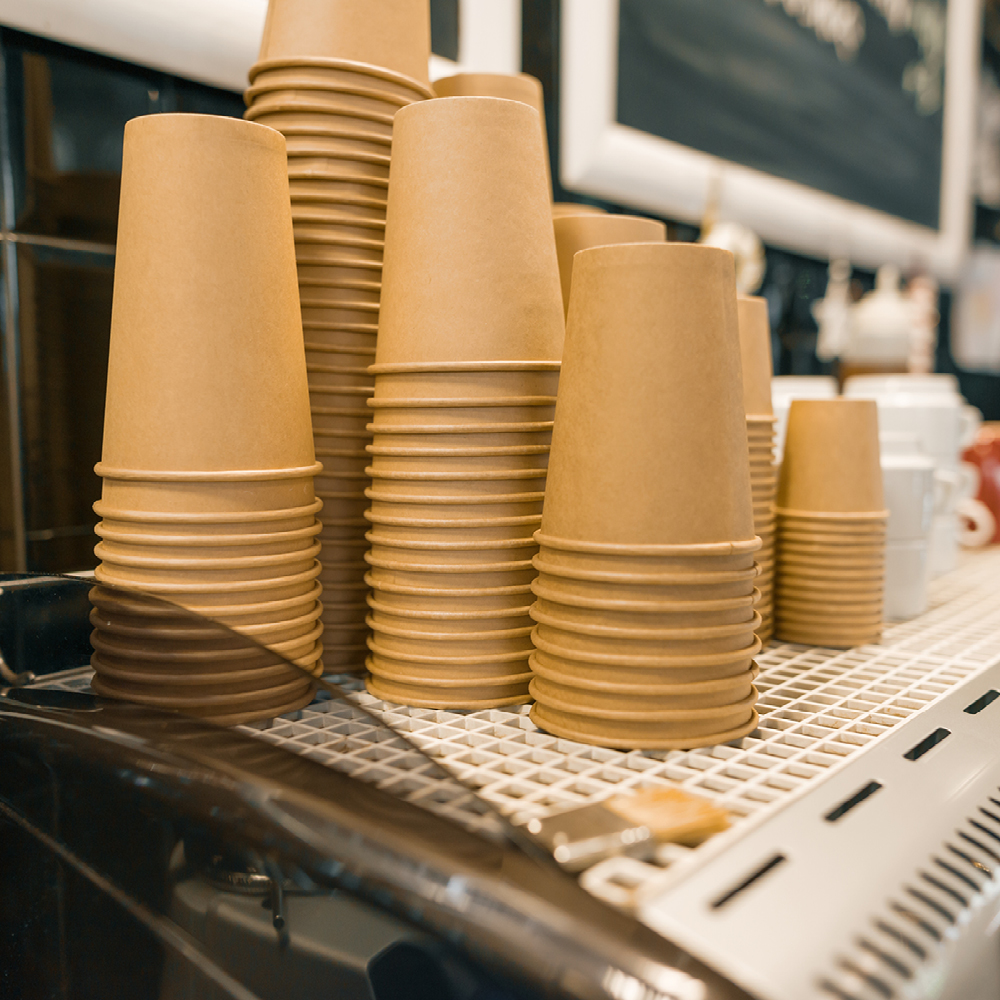 Organic coffee cups Kraft made of kraft paper/PLA, FSC®-mix, example of use