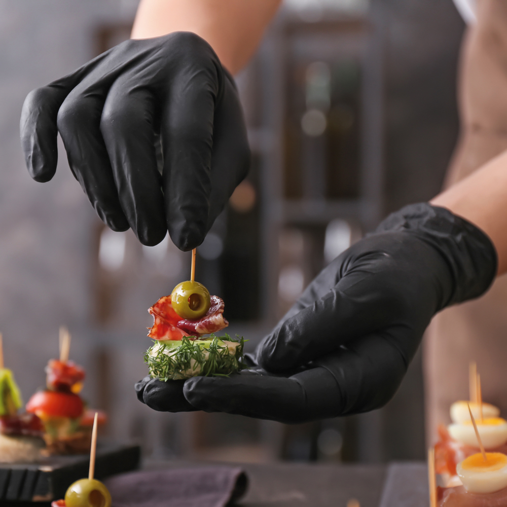 Nitrilhandschuhe Safe Fit puderfrei in schwarz als Einsatzbeispiel Lebensmittel