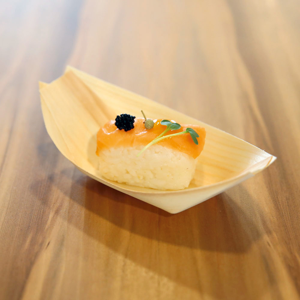 Biodegradable food boat made of pine wood with 10,5cm length as an example of use